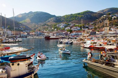 Görkemli ada Spetses üzerinde Sazdan çatı tenteler - güzel sabah