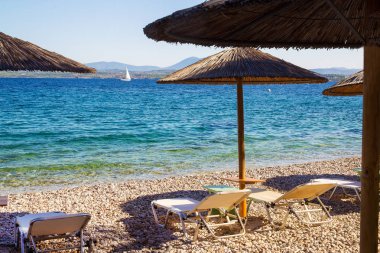Görkemli ada Spetses üzerinde Sazdan çatı tenteler - güzel sabah