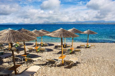 Görkemli ada Spetses üzerinde Sazdan çatı tenteler - güzel sabah