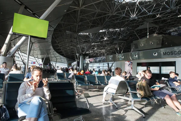 Aéroport Vnukovo personnes attendent saleté — Photo