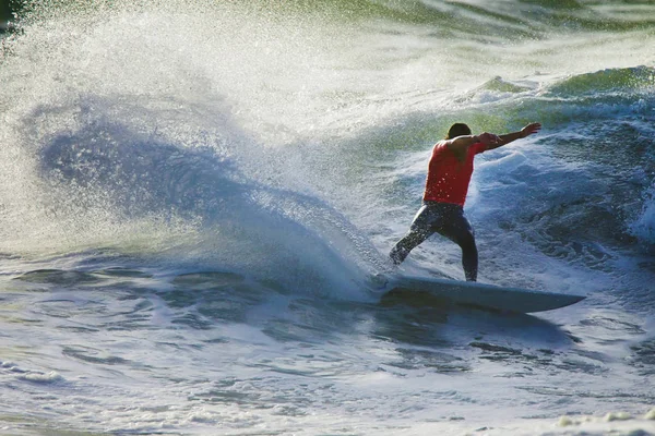 Surfista a bordo montando las olas —  Fotos de Stock