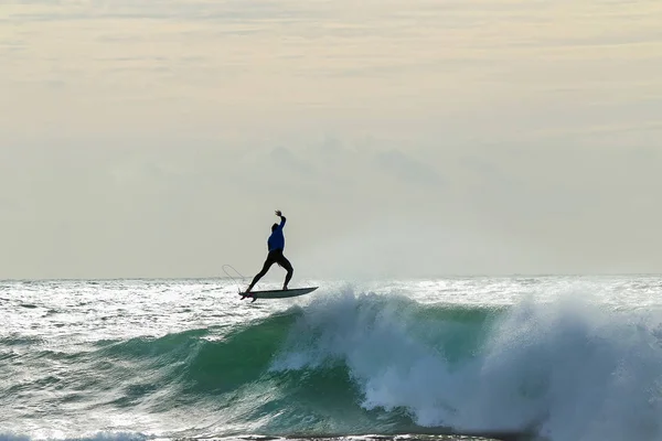 Saltar sobre tabla de surf —  Fotos de Stock