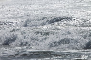 Atlantik okyanusunun güneşli manzarası