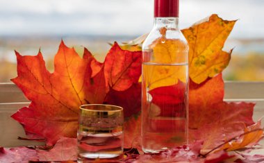 Bir bardak Rus votkası ve bir şişe 250 ml.