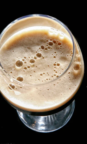 Zpěněný nápoj hořkého piva (irské pivo) — Stock fotografie