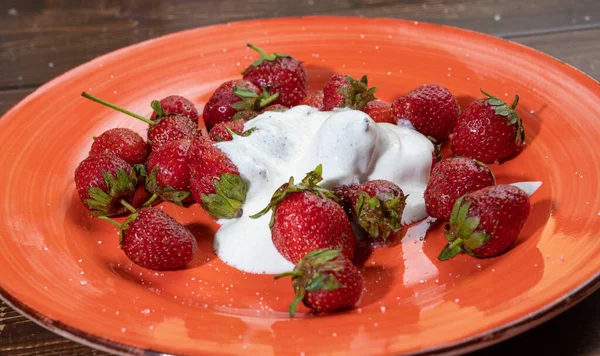 Fresas Frescas Con Crema Plato Naranja Rusia Junio Sabrosas Bayas — Foto de Stock