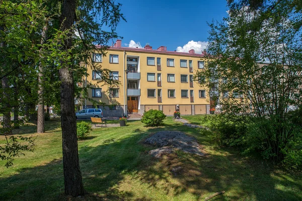 赫尔辛基郊外3个商店高的住宅建筑 冰河时期巨石阵景观设计 — 图库照片