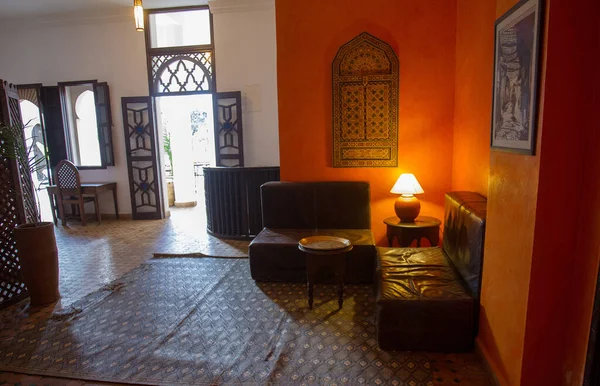 2015 10マラケシュモロッコ木の家具とモロッコのホテルの典型的なインテリア 扉内の木彫も — ストック写真