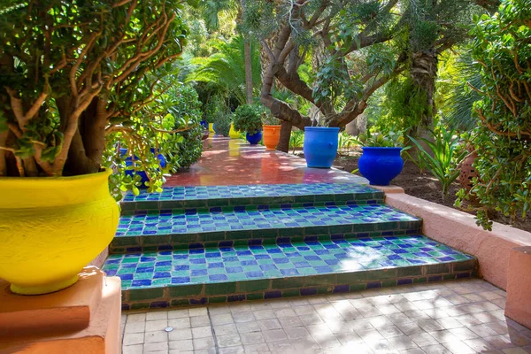 Majorelle bahçesinde Fas fayanslarıyla muhteşem bir ara sokak. Marakeş, Fas 'taki ünlü bahçe.