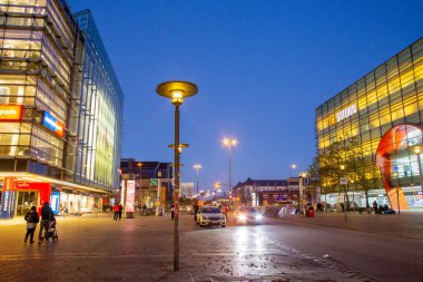Mavi saat - Hamburg 'da inanılmaz bir alacakaranlık - ana istasyona giden yol (Hauptbanhoff) süpermarketler 