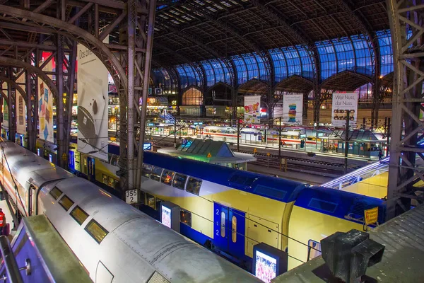 Velké Hlavní Nádraží Hamburku Pro Asi Vlaků Stejnou Dobu Pod — Stock fotografie