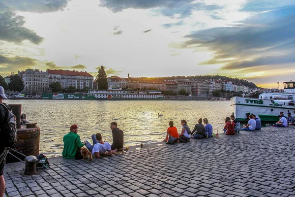 Úžasný Západ Slunce Praze Anpeople Sitting River Vltava Little Drinking — Stock fotografie