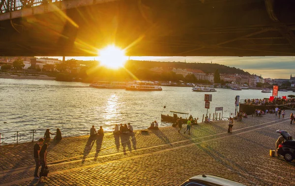 Západ Slunce Slunečno Lidé Sedící Procházející Podél Vltavy Praze Úžasný — Stock fotografie