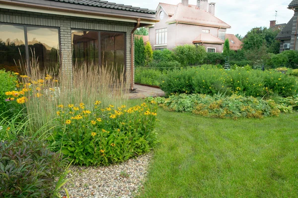 Magnificent Garden Perennials Country House Neighboring Prosperous Russian Belgian Village — Stock Photo, Image