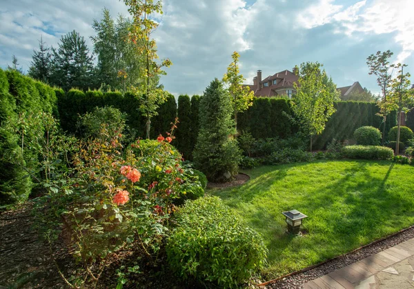 Incroyable Jardin Avec Vivaces Ruisseau Sec Pavillon Près Manoir Maison — Photo