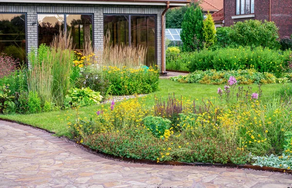 Incroyable Jardin Avec Vivaces Ruisseau Sec Pavillon Près Manoir Maison — Photo