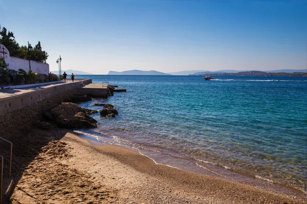 夫婦ジョギングや禅のようなビーチや水の素晴らしいシーン スペッツェ島で 距離で 水上タクシー ヒドラ島 ギリシャと地中海の本土 誰も知らない — ストック写真