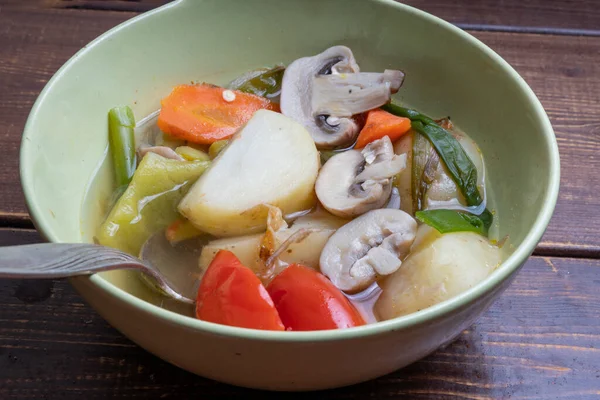 Sopa Con Champiñones Verduras Sobre Mesa Marrón Con Cuchara Comida — Foto de Stock