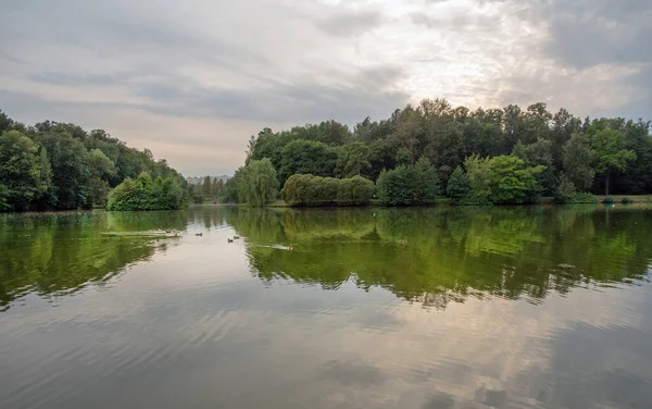 Tsaritsyno Parkı - Sudaki yansıma ve gölet, yüzen ördekler - sonbaharın başlarında