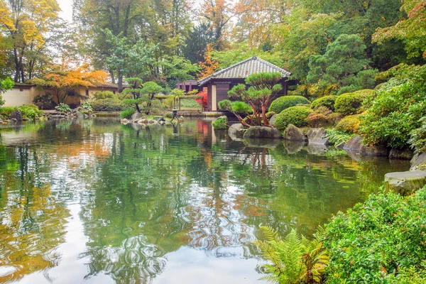 カイザースラウテルンの日本庭園にある素晴らしい秋の自然と本物の茶店 — ストック写真