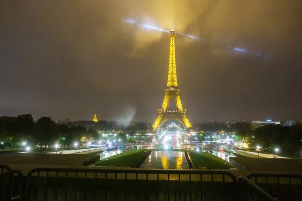 Úžasná Eiffelova Věž Paprskem Světla Věže Obloze Noc Paříž Pohled — Stock fotografie
