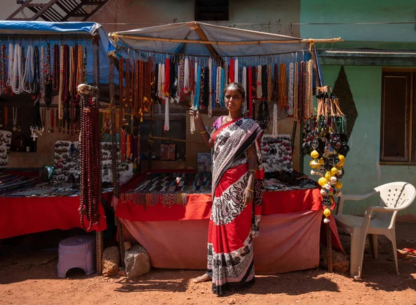 2019 Gokarna India Ékszer Eladó Szári Hagyományos Női Ruhák Indiában — Stock Fotó