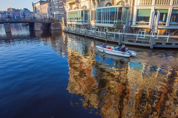 2016 Amsterdam Países Bajos Placer Barco Canal Pequeño Puente Amsterdam — Foto de Stock