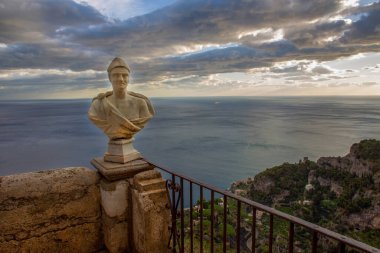 İtalya 'nın Salerno ilindeki Amalfi Sahili, Ravello' daki Villa Cimbrone Gardens 'da bulunan 10 / 24 / 2017 Roma Heykeli. İnanılmaz bir sahne ve gökyüzü manzarası.