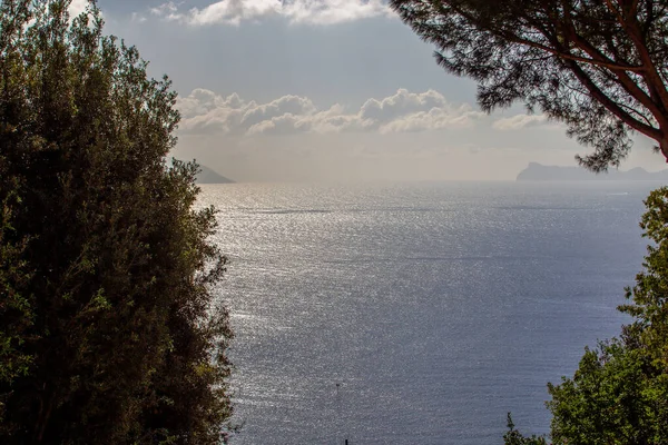 Niesamowity Widok Zatokę Neapolitańską Południowy Kraniec Wyspy Capri Fantastyczne Zachmurzenie — Zdjęcie stockowe