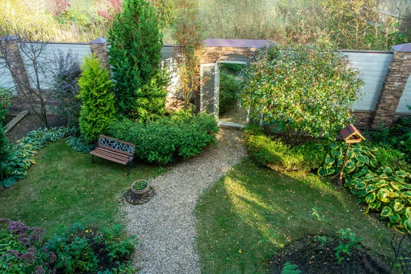 Bahçenin avlusu, konuta yakın. Hava manzaralı. Moskova Oblastı 'ndaki Dacha' da çalılar, perennilas ve ağaçlar.