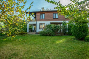 Moskova 'daki kır evi (dacha - ama Covid-19 sayesinde insanlar tüm yıl boyunca orada yaşayabiliyorlar) bir Fransız dağ evi olarak Moskova' da
