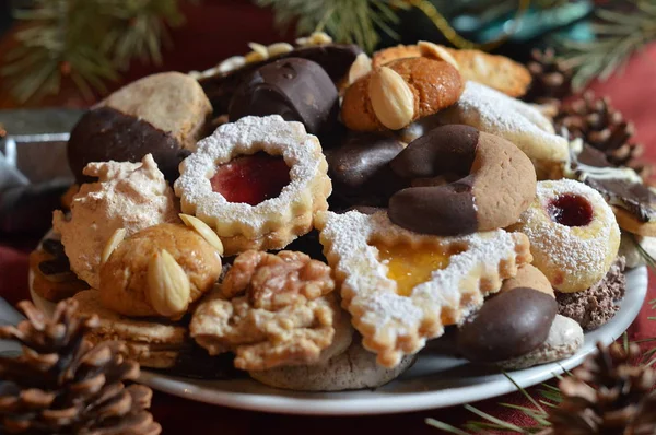 Noel Kurabiyeleri Noel Dekorasyonu Ile Bir Plaka Üzerinde — Stok fotoğraf