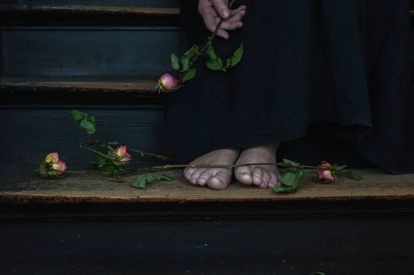 Dead Roses Woman Black Linen Dress Symbol Divorce Weeping Widow — Stock Photo, Image