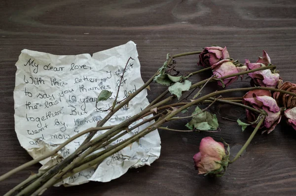 Velha Carta Despedida Enrugada Com Rosas Murchas Mesa Madeira Marrom — Fotografia de Stock