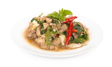 domuz eti ve beyaz tabakta fesleğen ile tavada kızartılmış