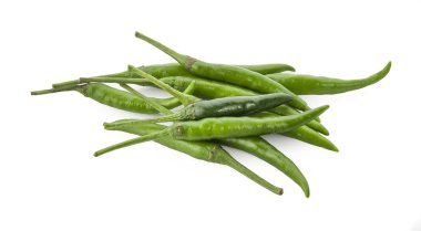 Beyaz arkaplanda yeşil biber izole edildi