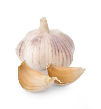 Beyaz arkaplanda sarımsak izole edilmiş.