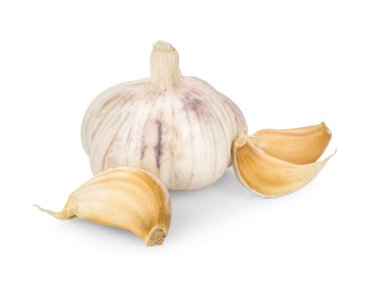Beyaz arkaplanda sarımsak izole edilmiş.