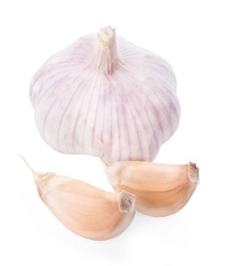 Beyaz arkaplanda sarımsak izole edilmiş.