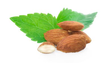 Beyaz arkaplanda izole edilmiş bademler