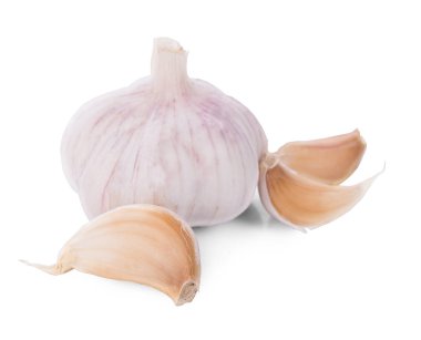 Beyaz arkaplanda sarımsak izole edilmiş.
