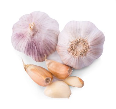 Beyaz arkaplanda sarımsak izole edilmiş.