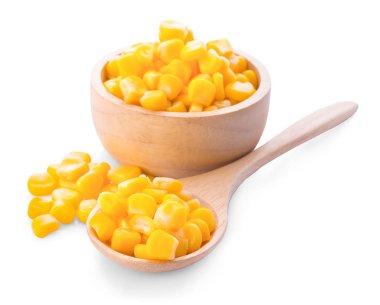 Beyaz arka planda konserve mısır