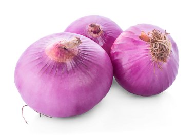 Beyaz arka planda pişirmek için soğan dilimleri.