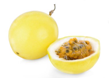 Tutku meyvelerinin yarısı beyaz arka planda izole.