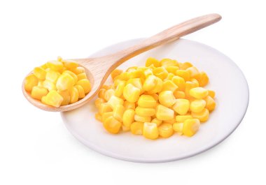 Beyaz arka planda konserve mısır