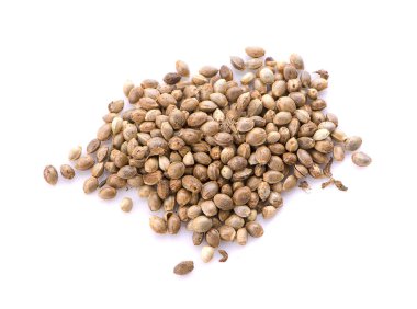 Beyaz arkaplanda kenevir tohumu yığını