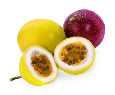 Tutku meyvesi beyaz arkaplanda izole