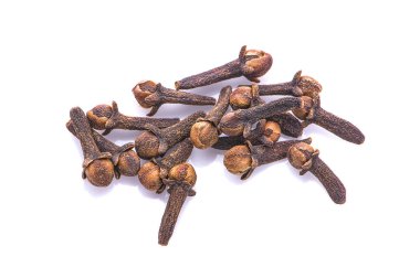 beyaz arkaplanda kuru karanfiller