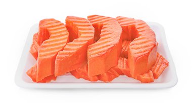 Olgun papaya meyvesinin tamamı ve beyaz arka planda izole edilmiş tohumlar.